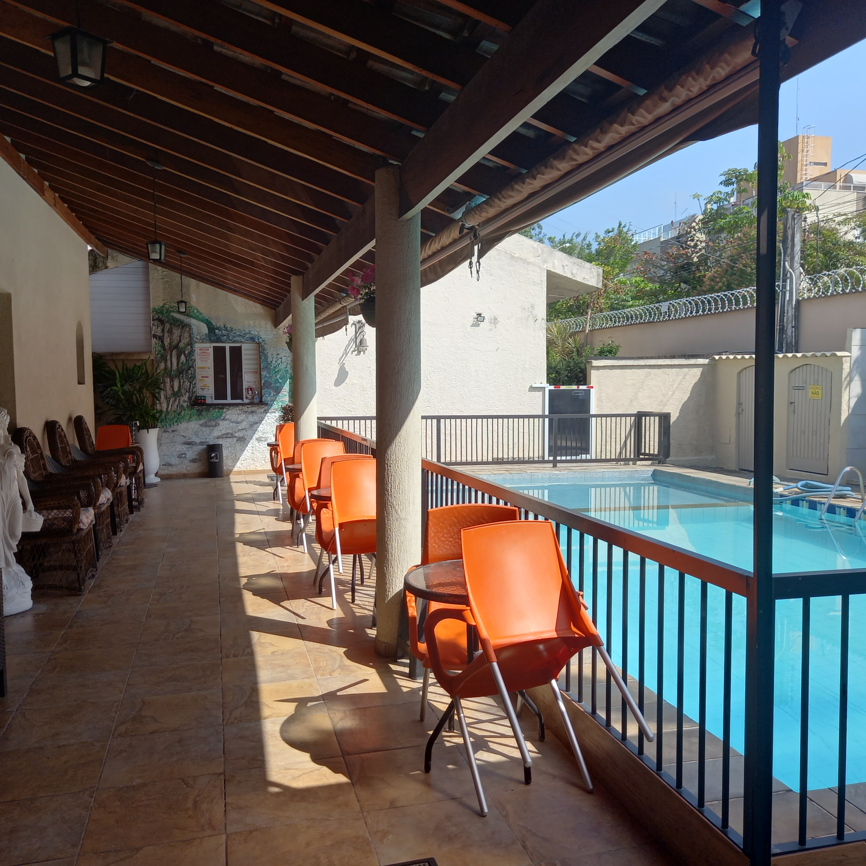 Varanda e área de convivência junto à piscina
